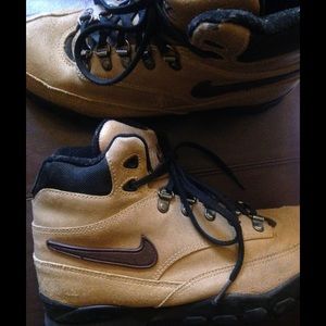Women's Nike Air hiking boots Size 9